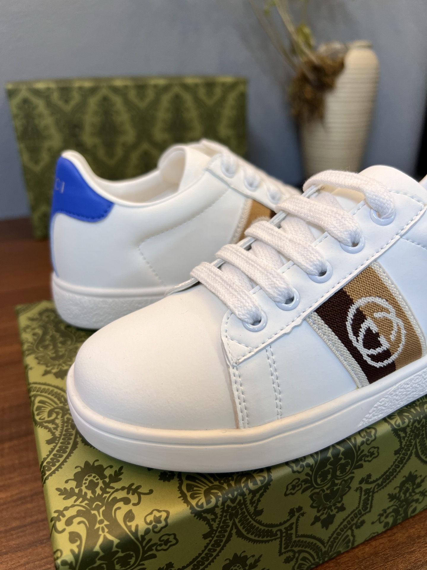 Children's shoes child